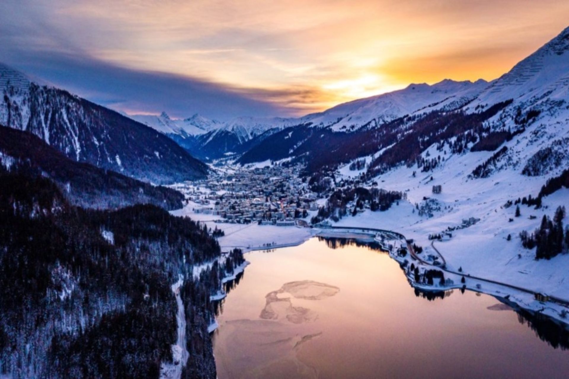 سوئیس در فصل زمستان؛ منبع عکس: سایت studyinginswitzerland.com. عکاس: نامشخص