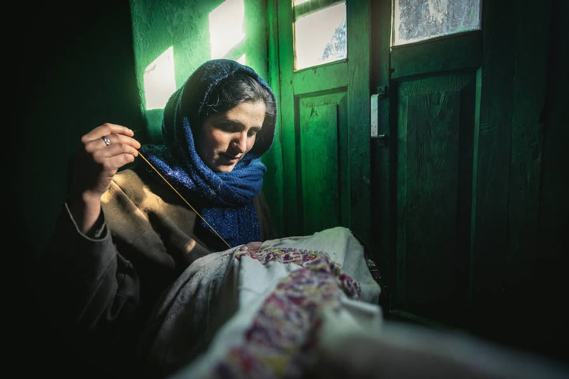 زنی در حال دوزندگی؛ منبع عکس: 121clicks.com؛ عکاس: Hamed AlGhanboosi