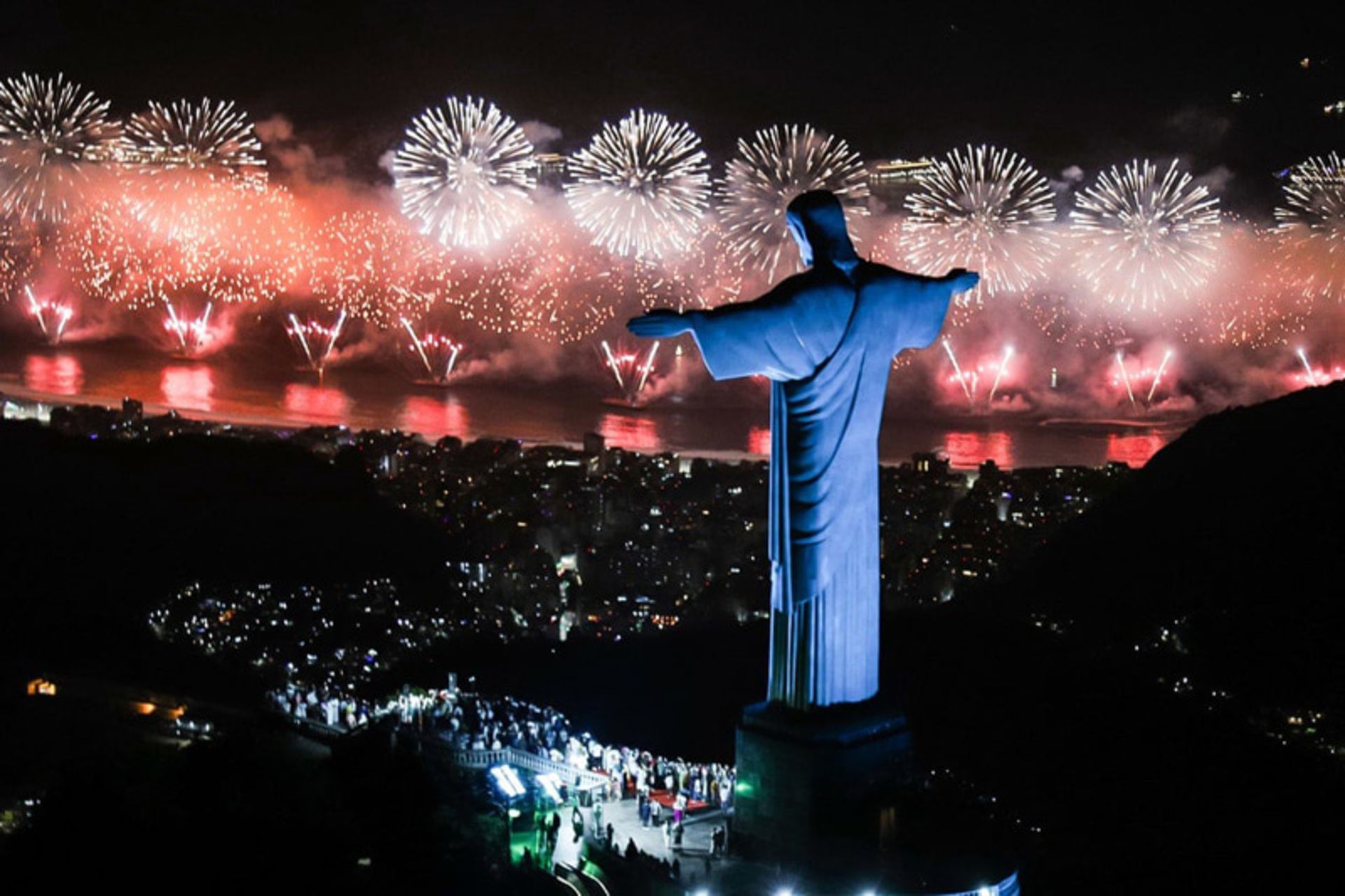 آتش بازی در مقابل مجسمه مسیح نجات دهنده در ریودوژانیرو، برزیل؛ منبع: theguardian؛ عکاس: Rio de Janeiro mayor’s office
