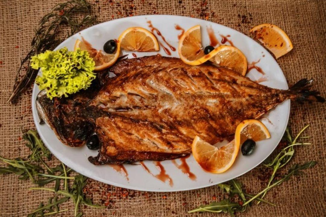 سمک مشوی از غذاهای جنوبی؛ منبع عکس: kitchen.sayidaty.net؛ عکاس: نامشخص