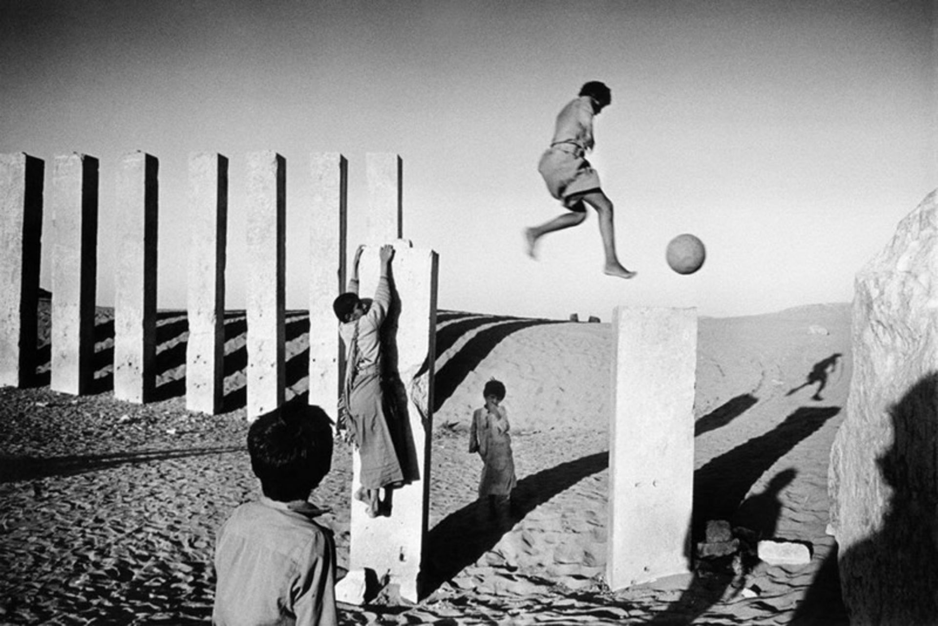 بازی کودکان کنار ستون های سنگی