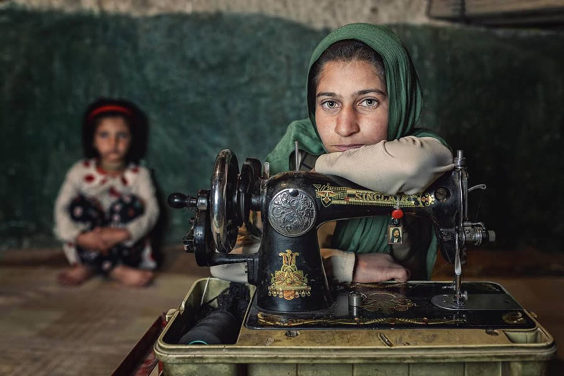 زنی روستایی با چرخ خیاطی؛ منبع عکس: 121clicks.com؛ عکاس: Hamed AlGhanboosi