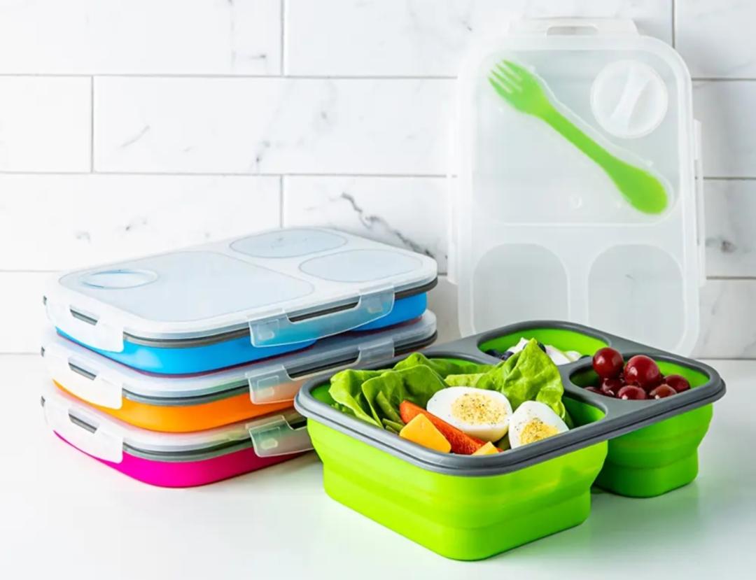 ظروف سیلیکونی تاشو با رنگبندی مختلف؛ منبع عکس: سایت kitchenstuffplus.com. عکاس: نامشخص