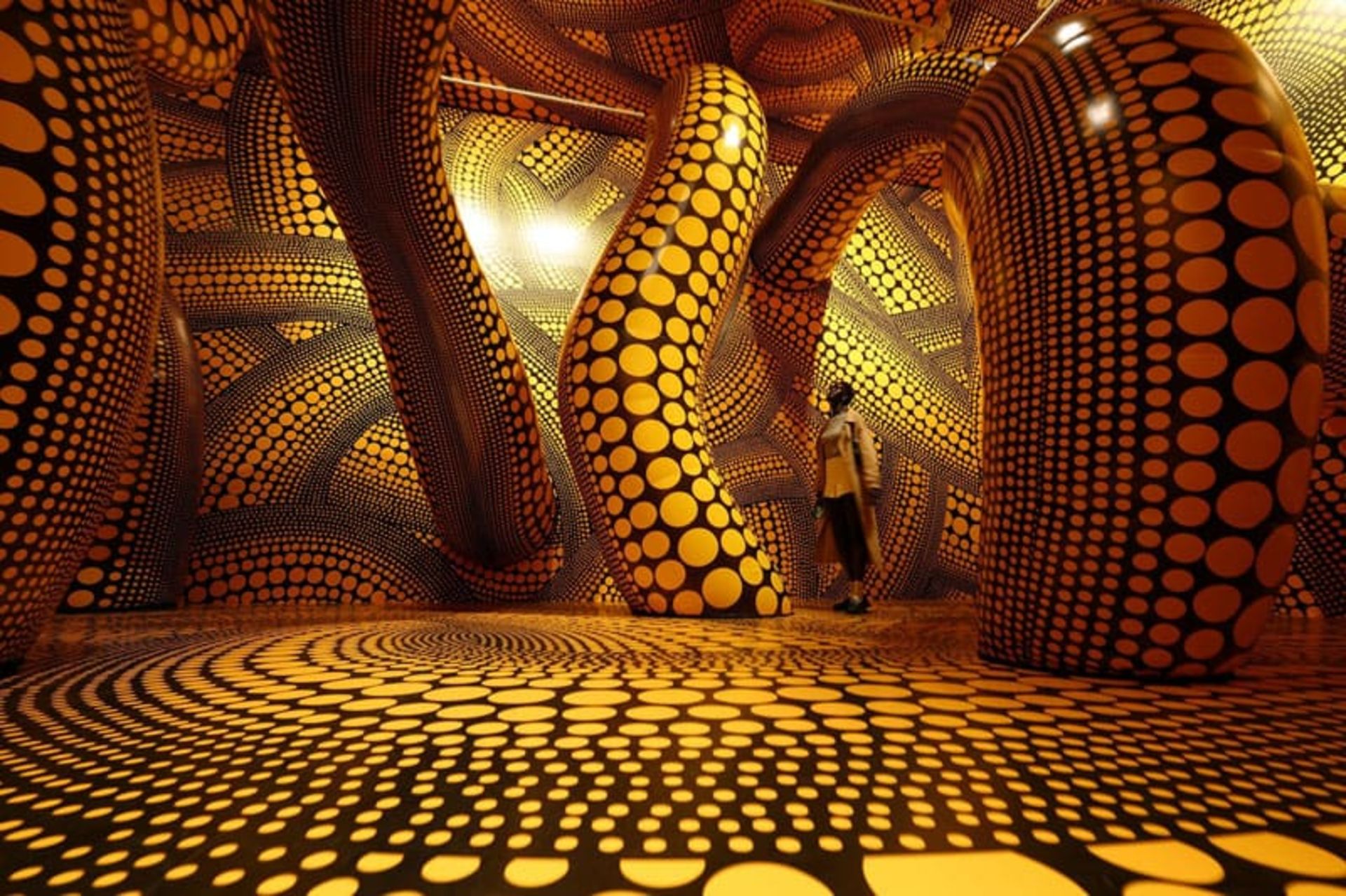 بازدیدکنندگان نمایشگاه Yayoi Kusama در گالری ملی ویکتوریا در استرالیا؛ منبع: theguardian؛ عکاس: Graham Denholm