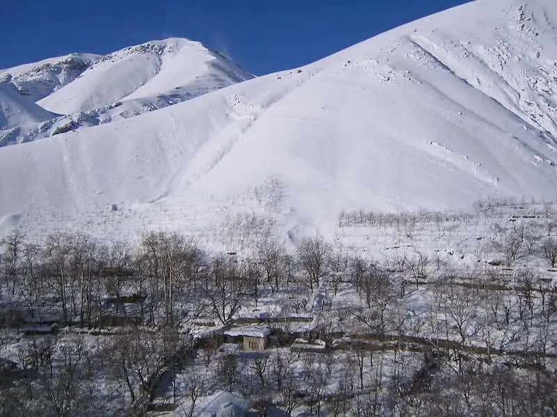 روستای سنگان در برف، منبع عکس: pinorest.com، عکاس: نامشخص