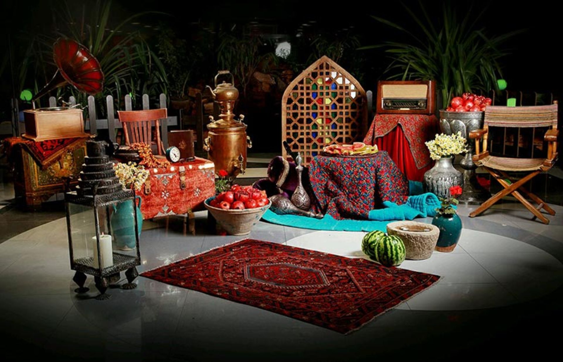 هندوانه و انار شب چله؛ منبع عکس: خبر آنلاین؛ عکاس: نامشخص