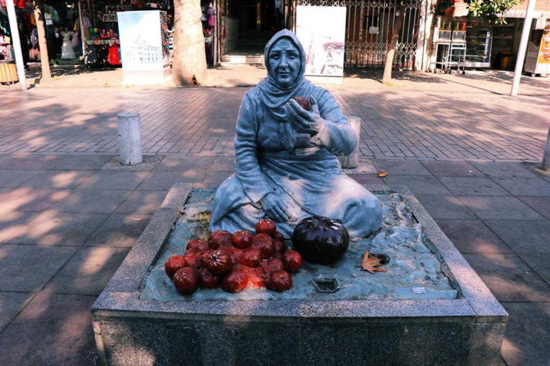 مجسمه زن فروشنده 