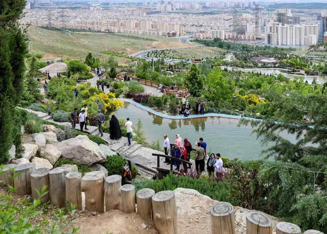 گردشگران در پارک آبشار تهران؛ منبع عکس: گوگل مپ؛ عکاس: علی داوری