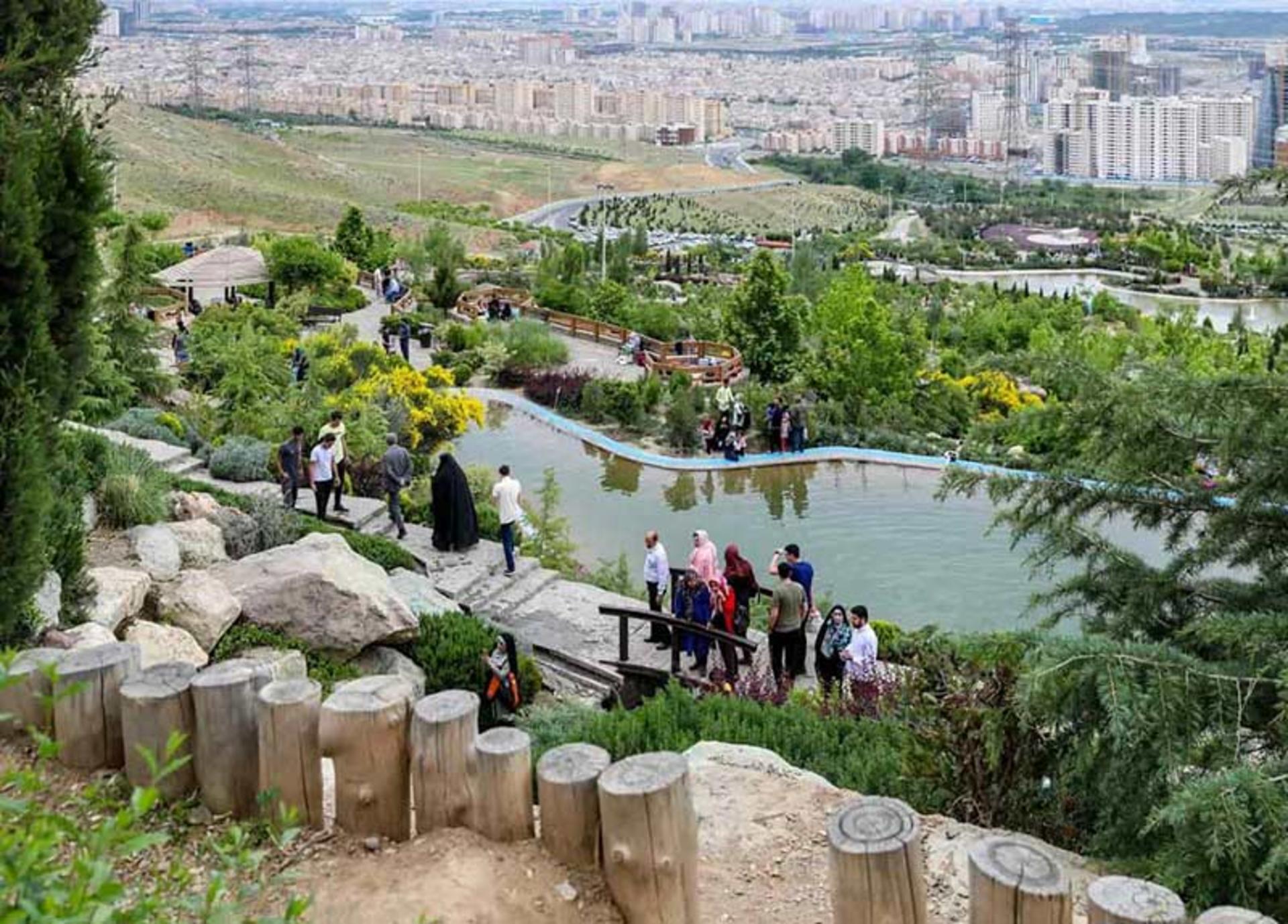 گردشگران در پارک آبشار تهران؛ منبع عکس: گوگل مپ؛ عکاس: علی داوری