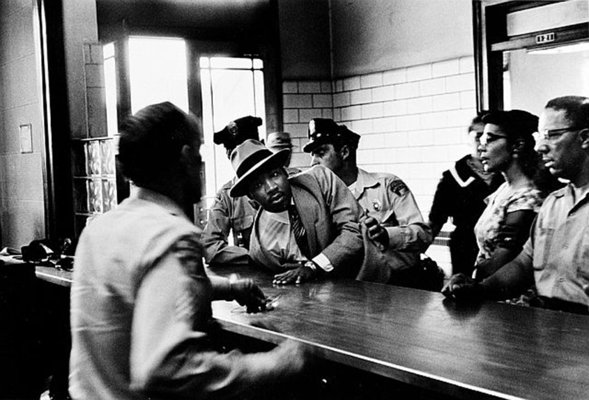 دستگیری مارتین لوتر کینگ جونیور (Martin Luther King Jr)، رهبر برجسته جنبش حقوق مدنی در آمریکا به اتهام ولگردی در سال ۱۹۵۸ میلادی؛ عکاس: Charles Moore