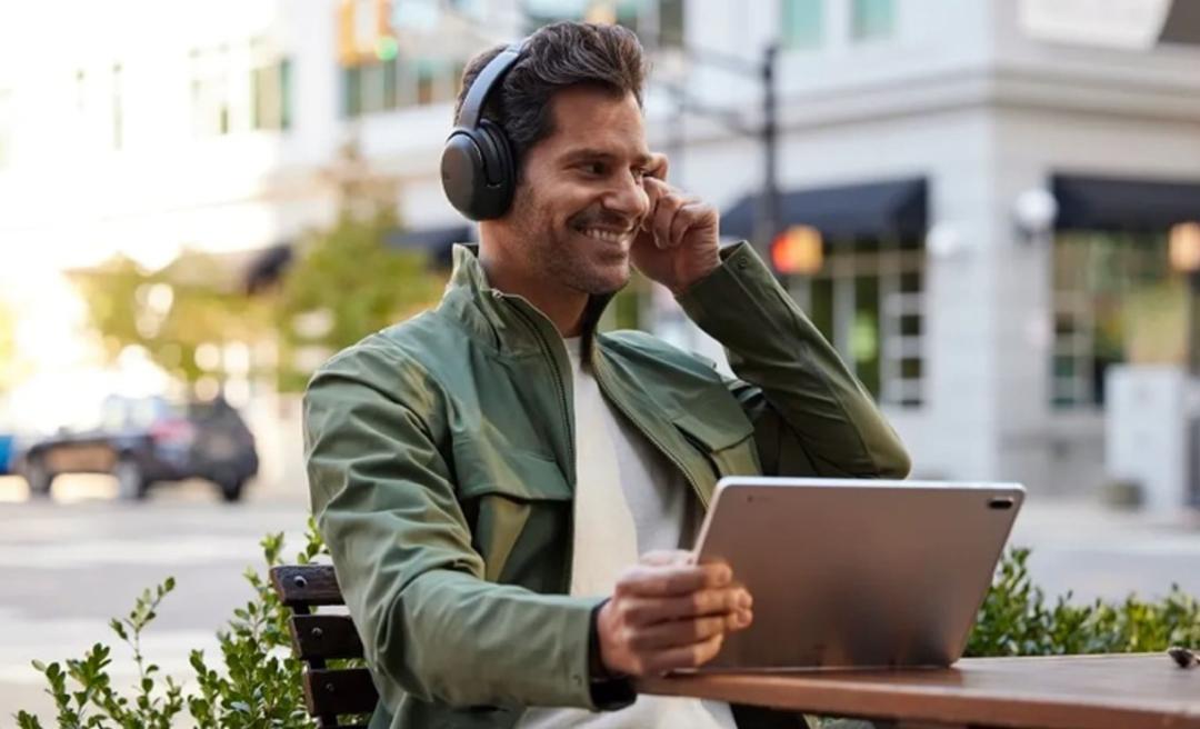 هدفون نویز کنسلینگ در سفر. منبع: وب سایت tehranspeaker.com؛ عکاس: نامشخص