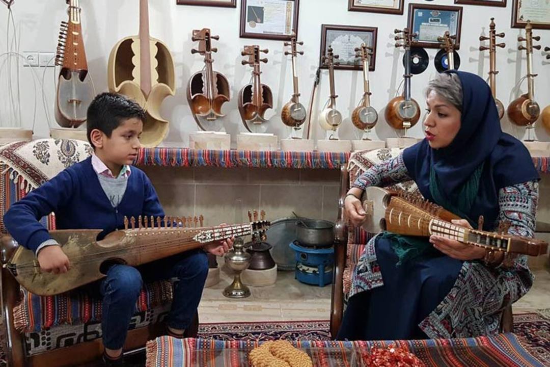 آموزش ساز رباب، منبع عکس:، عکاس: نامشخص