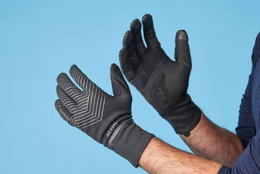 دستکش ضدآب گورتکس رنگ مشکی. منبع: وب سایت bikeradar.com؛ عکاس: نامشخص