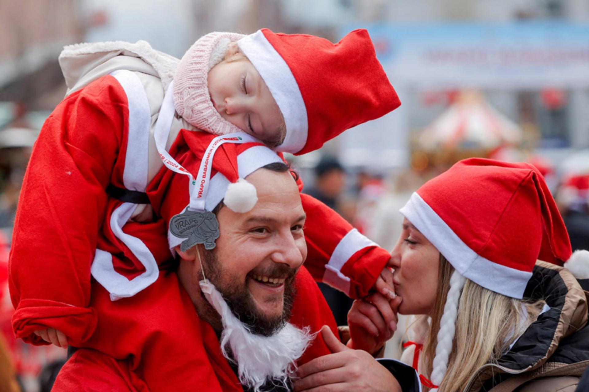 خانواده ای با لباس بابانوئل 
