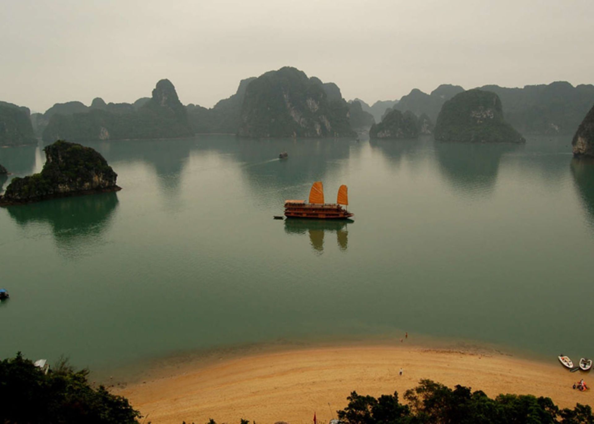 خلیج هالونگ (Halong Bay) در ویتنام