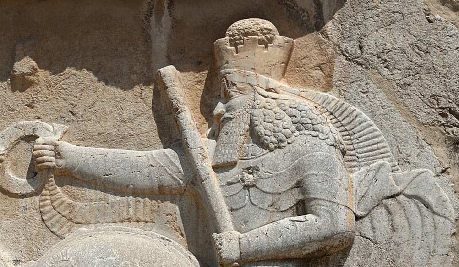 سنگ نگاره اهورامزدا در نقش رستم؛ منبع عکس: ویکی‌مدیا؛ عکاس: نامشخص