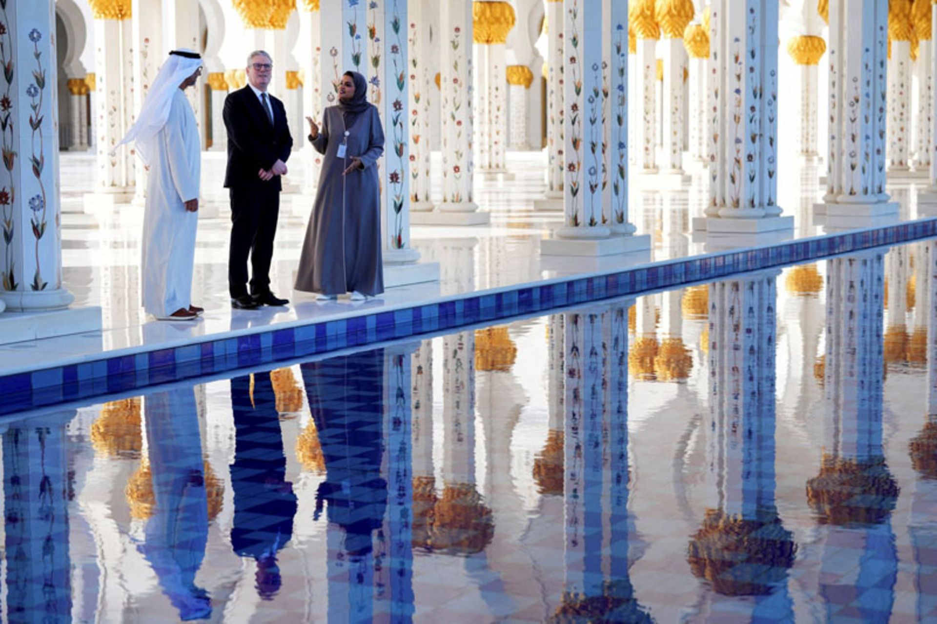 بازدید نخست وزیر بریتانیا از مسجد جامع شیخ زاید در ابوظبی؛ منبع: theguardian؛ عکاس: Kirsty Wigglesworth
