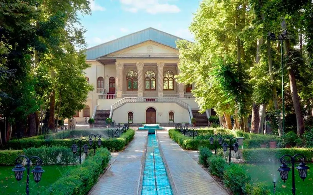 حیاط باغ فردوس تهران، منبع عکس: cinemamuseum.ir، عکاس: نامشخص