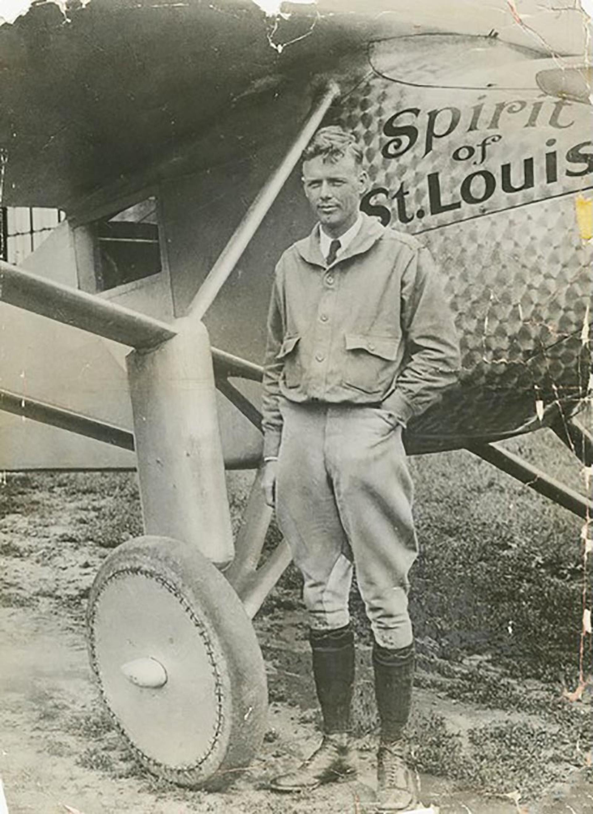 چارلز لیندبرگ (Charles Lindbergh)، خلبان مشهور آمریکایی در کنار هواپیمای معروفش در سال ۱۹۲۷ میلادی؛ عکاس: نامشخص