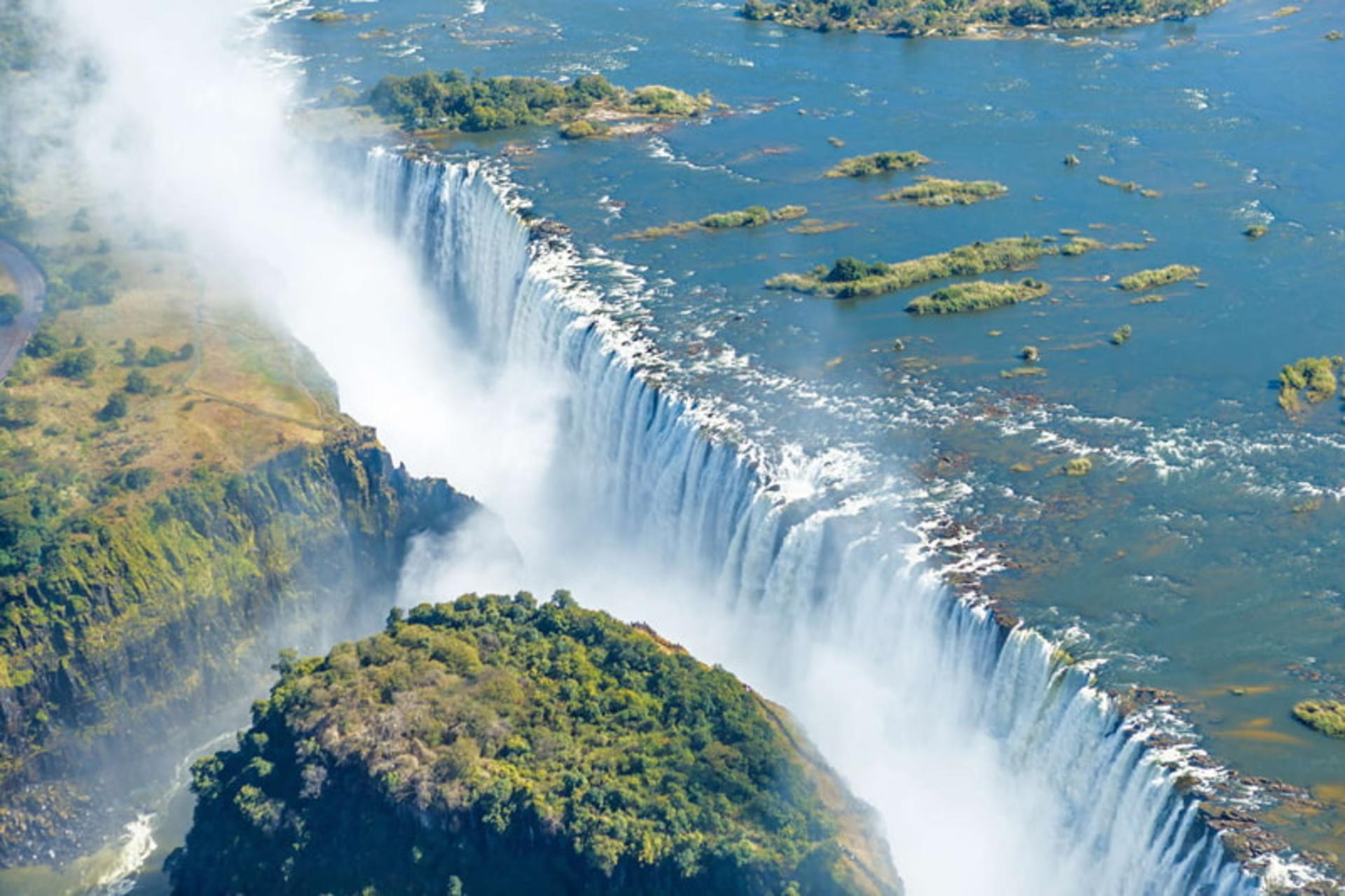 آبشار ویکتوریا (Victoria Falls) در جنوب قاره آفریقا و مرز میان زامبیا و زیمبابوه