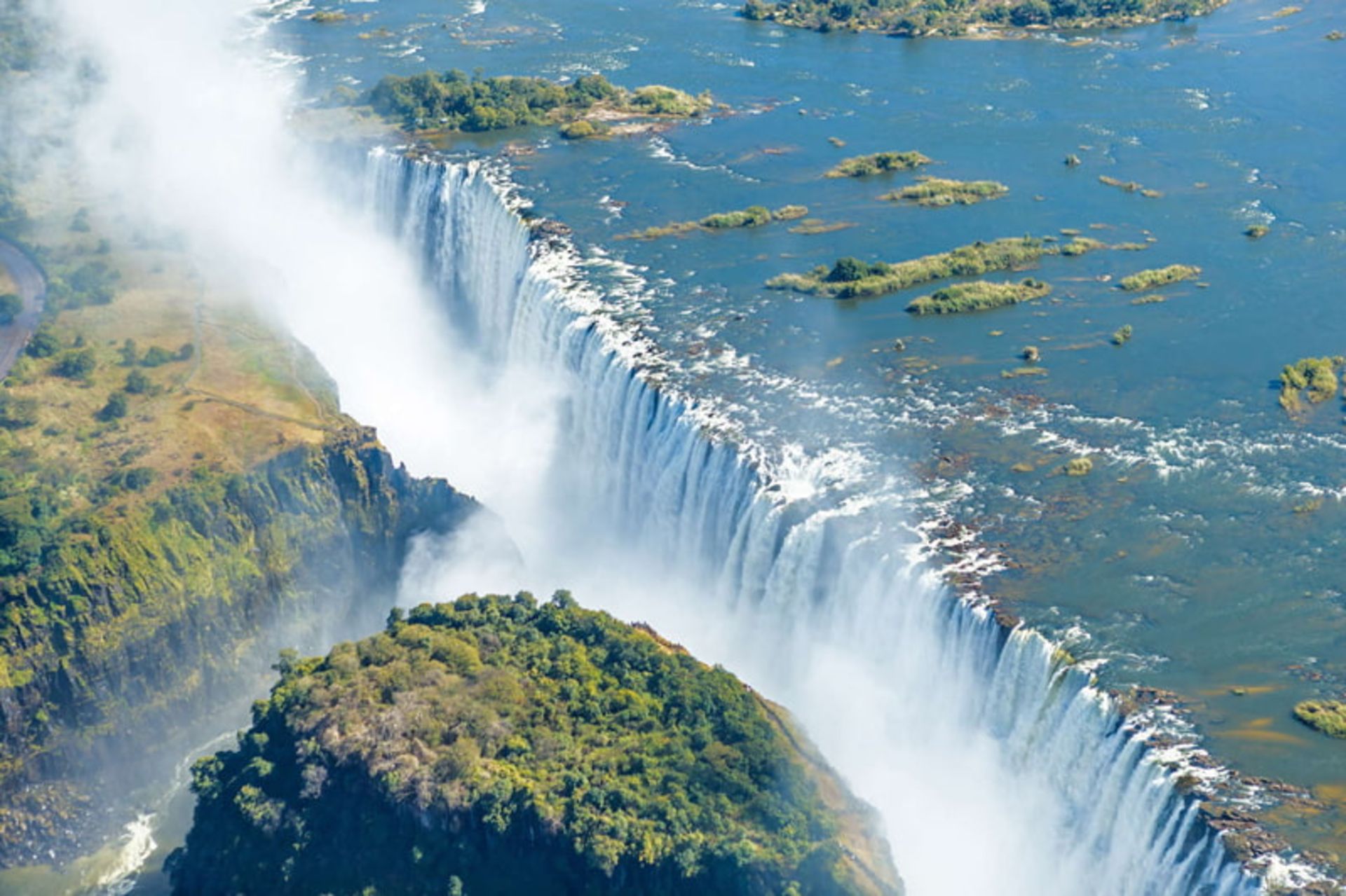 آبشار ویکتوریا (Victoria Falls) در جنوب قاره آفریقا و مرز میان زامبیا و زیمبابوه
