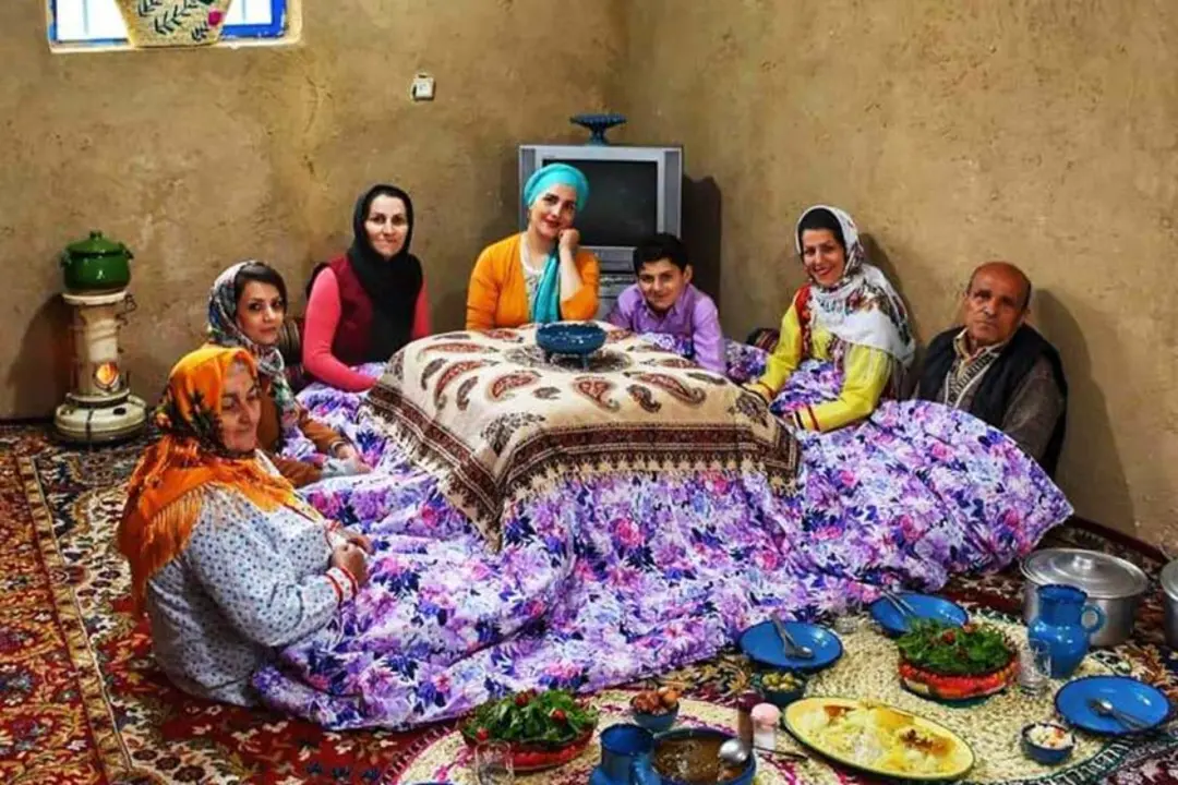 دورهمی به مناسبت شب یلدا؛ منبع عکس: legendaryiran.com؛ عکاس: نامشخص