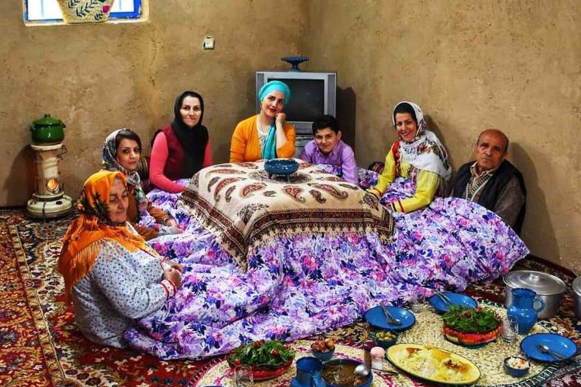 دورهمی به مناسبت شب یلدا؛ منبع عکس: legendaryiran.com؛ عکاس: نامشخص