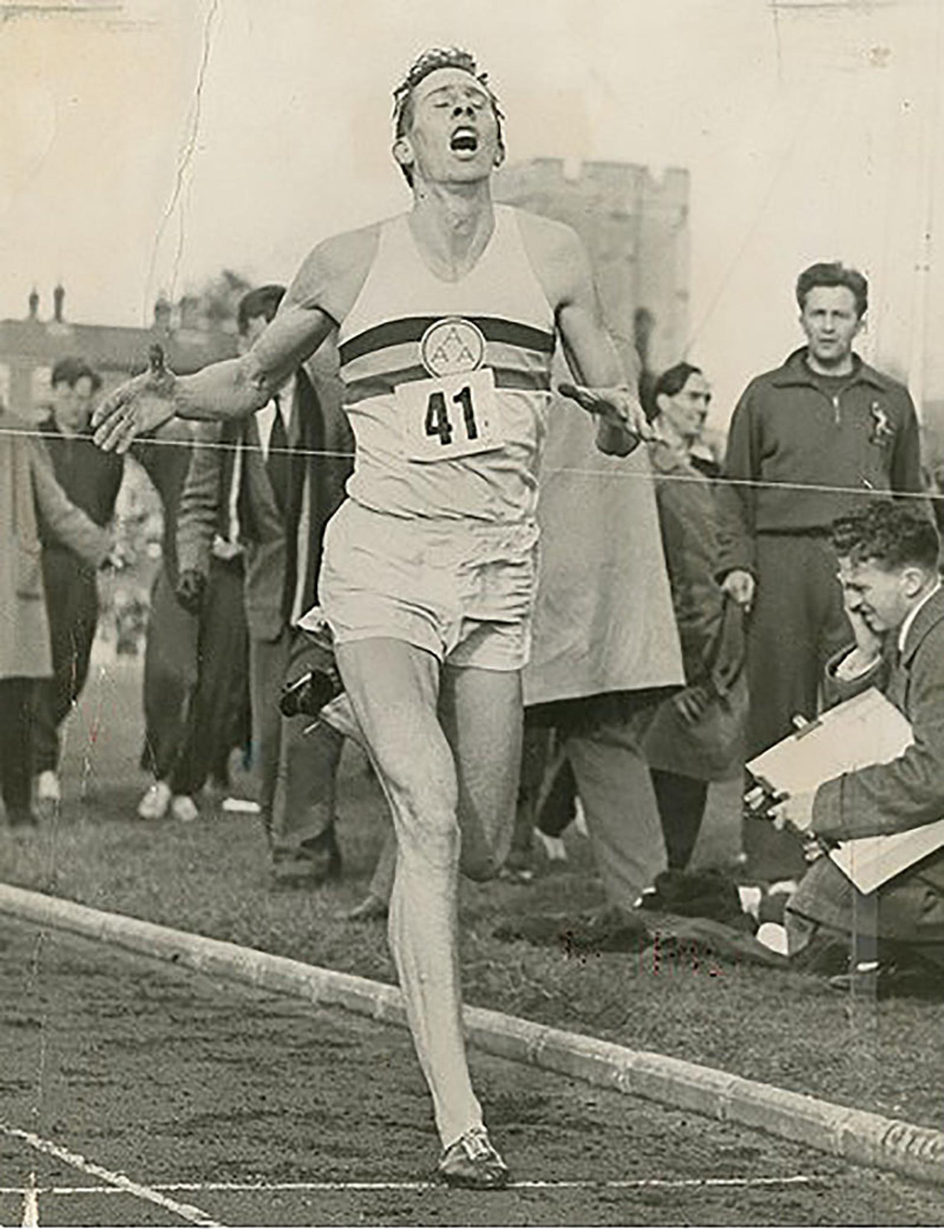 راجر بانیستر (Roger Bannister) دونده مشهور بریتانیایی پس از پایان دادن به دوندگی تاریخی خود (شکستن رکورد چهار دقیقه در دو ۴۰۰ متر) در سال ۱۹۵۴ میلادی؛ عکاس: نامشخص