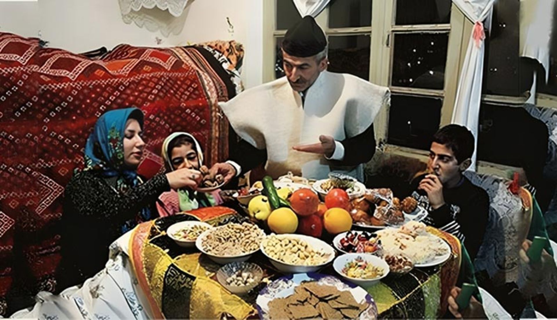 دروهمی خانواده مازندرانی در چله شو؛ منبع عکس: caspian24.ir؛ عکاس: نامشخص