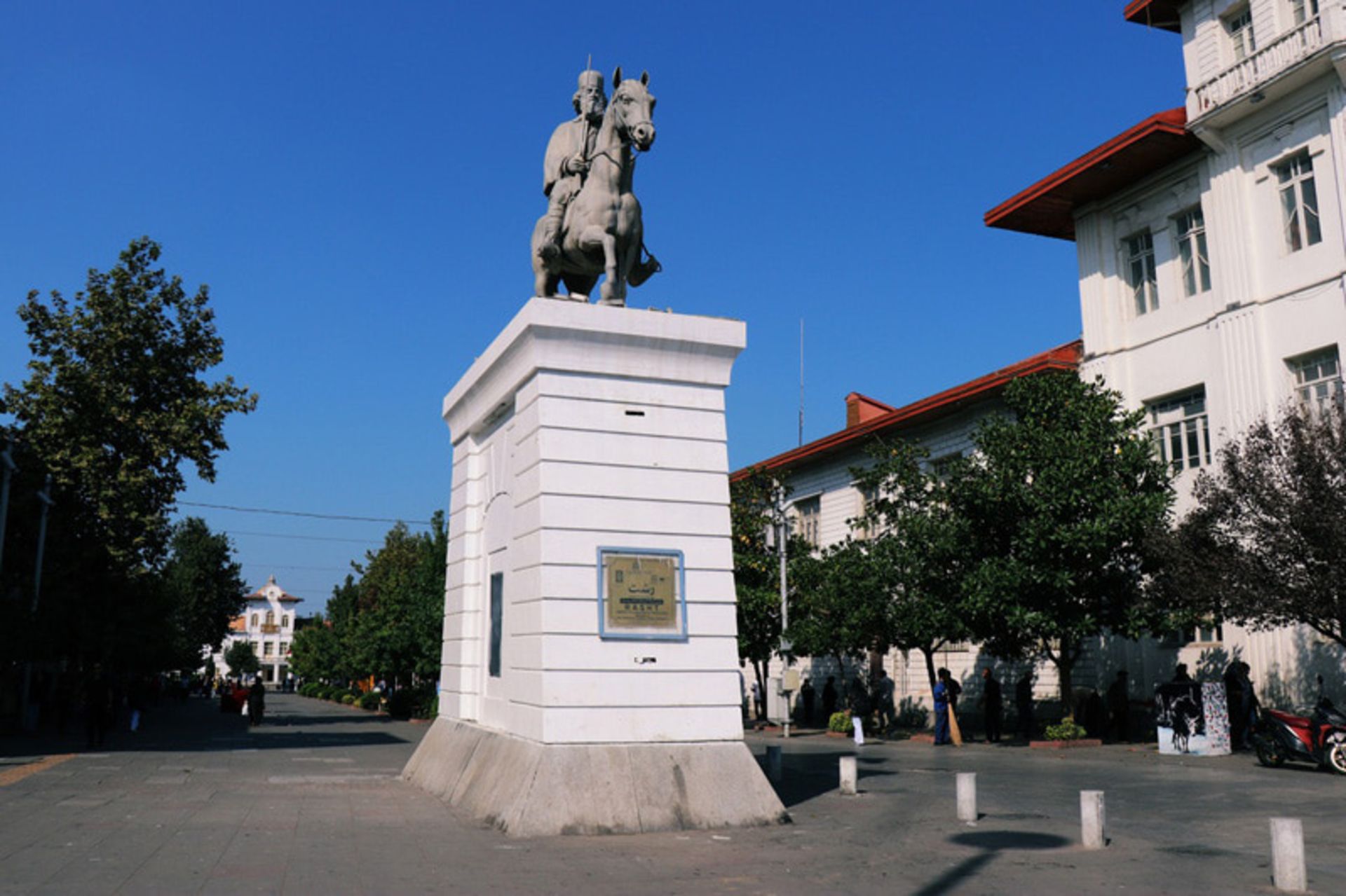تندیس میرزا کوچک خان در رشت