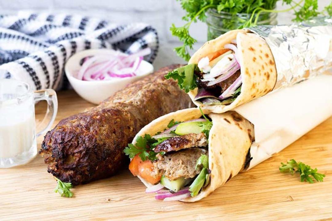 ساندویچ دونر کباب در نان پیتا؛ منبع عکس: Savory Thoughts؛ نام عکاس: نامشخص