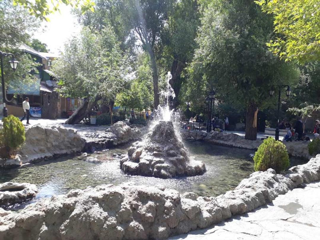 حوضچه چشمه اعلا دماوند؛ منبع عکس: Google Maps، عکاس: Yousef Badri