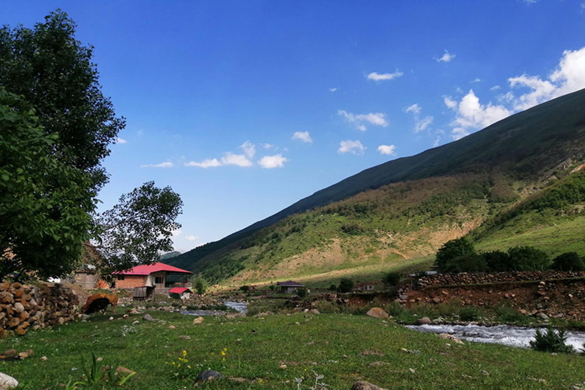 روستای الیت مرزن آباد؛ منبع عکس: گوگل مپ؛ عکاس: مهرداد حسینی