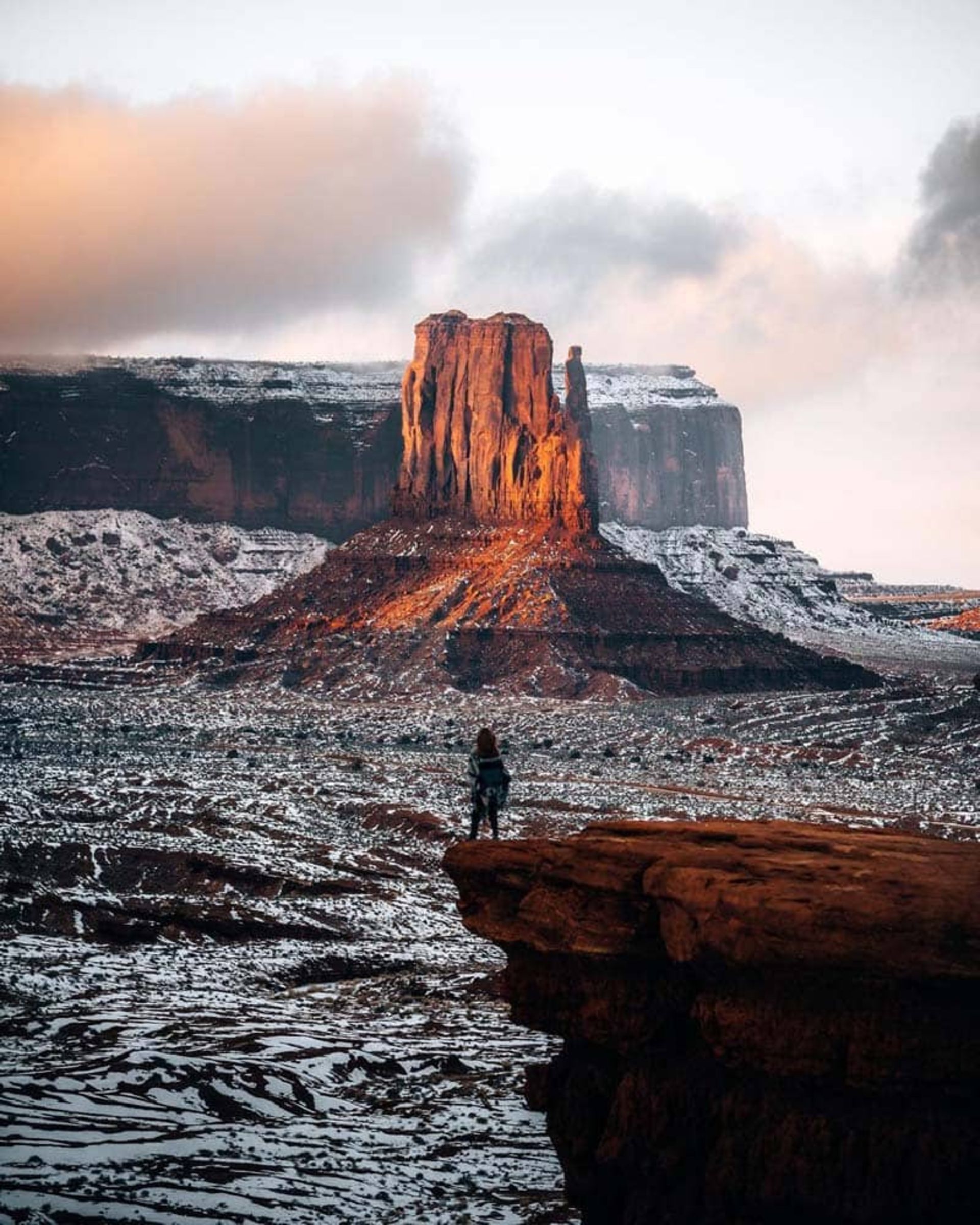 ایستادن روی صخره‌ای در آریزونا (Arizona)