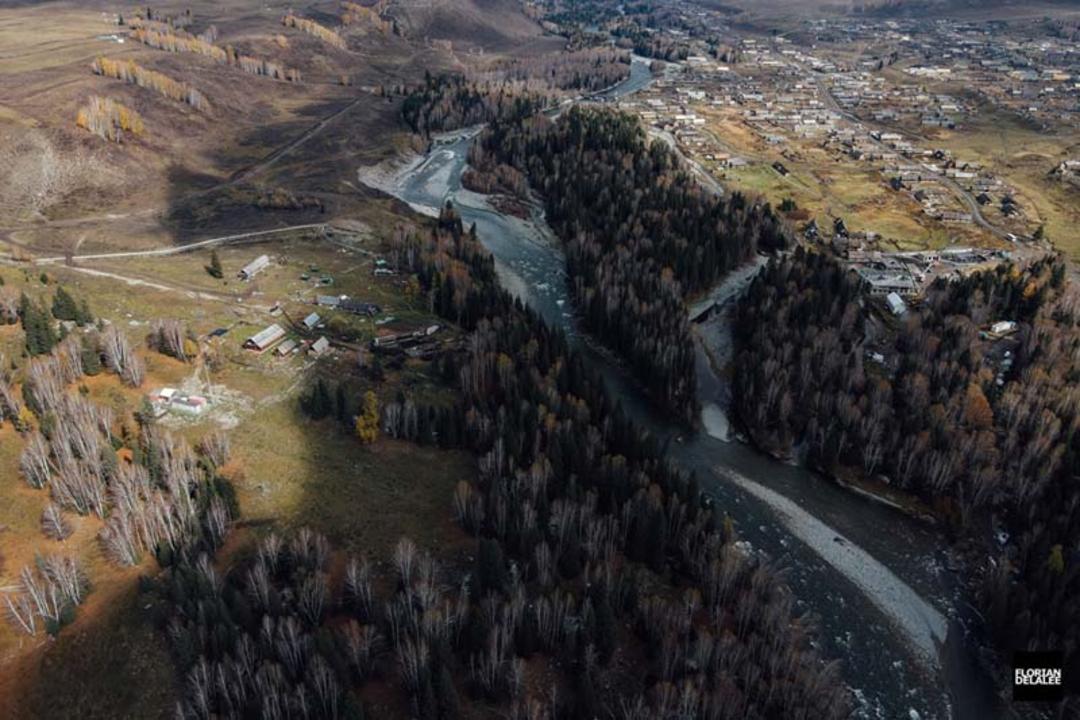 رودخانه و جنگل اطراف روستای همو در چین در یک روز پاییزی سرد