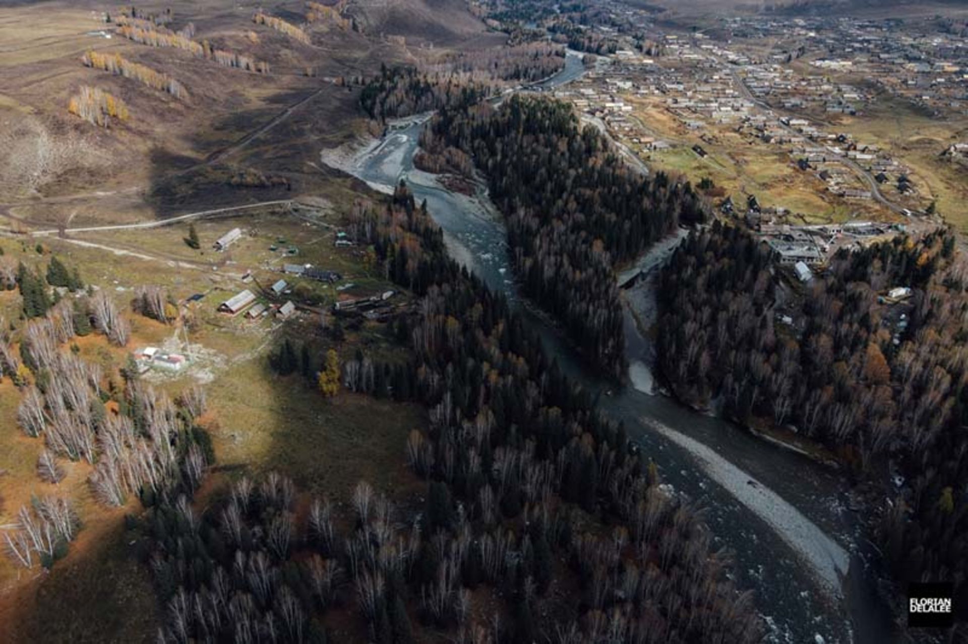 رودخانه و جنگل اطراف روستای همو در چین در یک روز پاییزی سرد