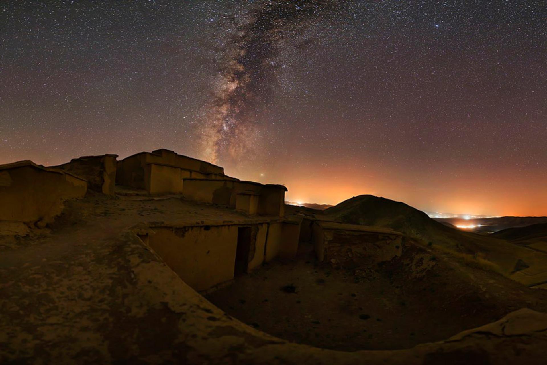 کاخ‌ دژ زیویه در شب؛ منبع عکس: ویکی‌مدیا؛ عکاس: انور قادری