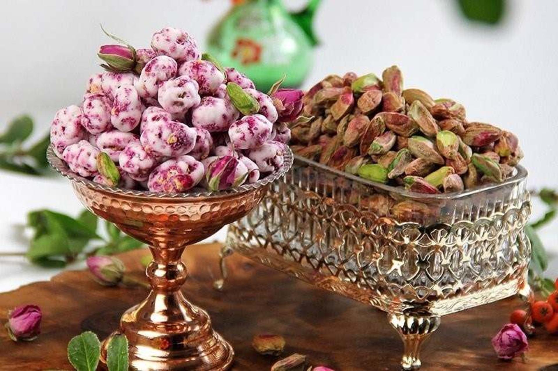 نقل گل محمدی ارومیه در ظرف مسی؛ منبع عکس: وب‌سایت Ibna.ir؛ عکاس: نامشخص 