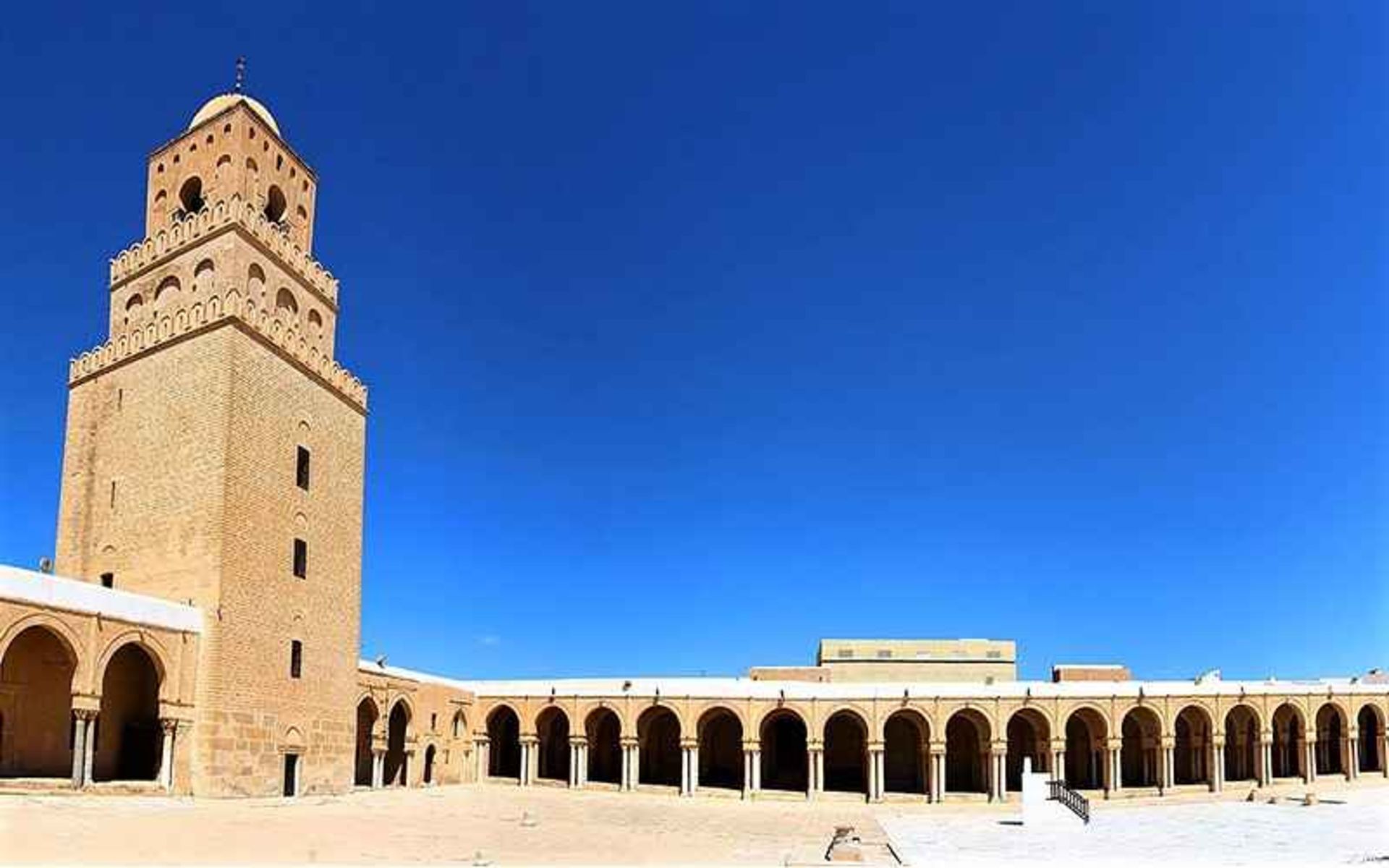 حیاط بزرگ مسجد قیروان، منبع عکس: ویکی پدیا، عکاس: YiTe LAI