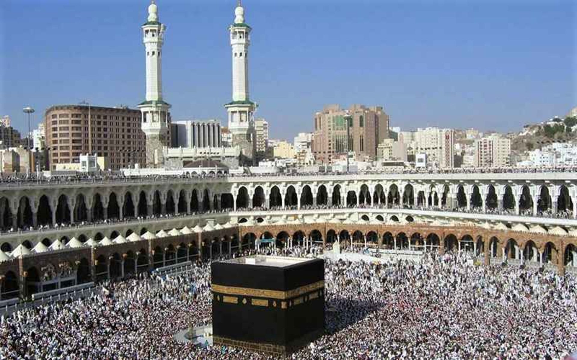 زائران در مسجدالحرام، منبع عکس: britannica.com، عکاس: نامشخص