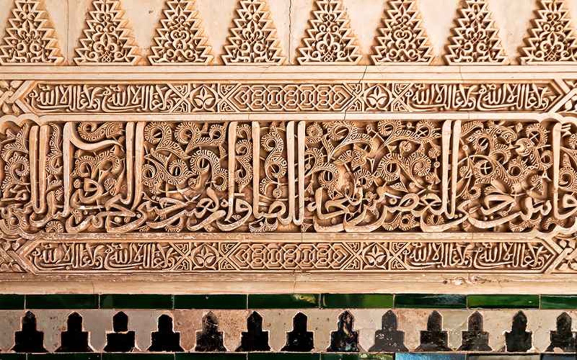 تزیینات خطاطی در کاخ الحمرا، منبع عکس: behance.net، عکاس: Alexander Romanovsky