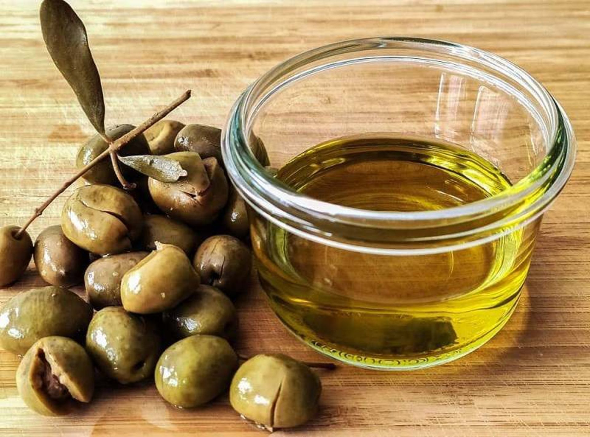 زیتون و روغن زیتون؛ منبع عکس: وب‌سایت greengarden.ir؛ عکاس: نامشخص