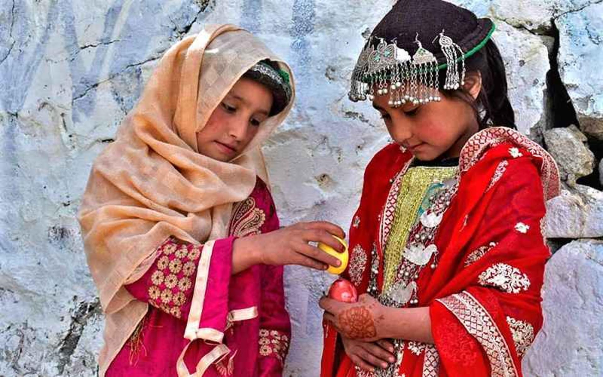 دختران پاکستانی با لباس محلی، منبع عکس: arabnews.pk، عکاس: نامشخص