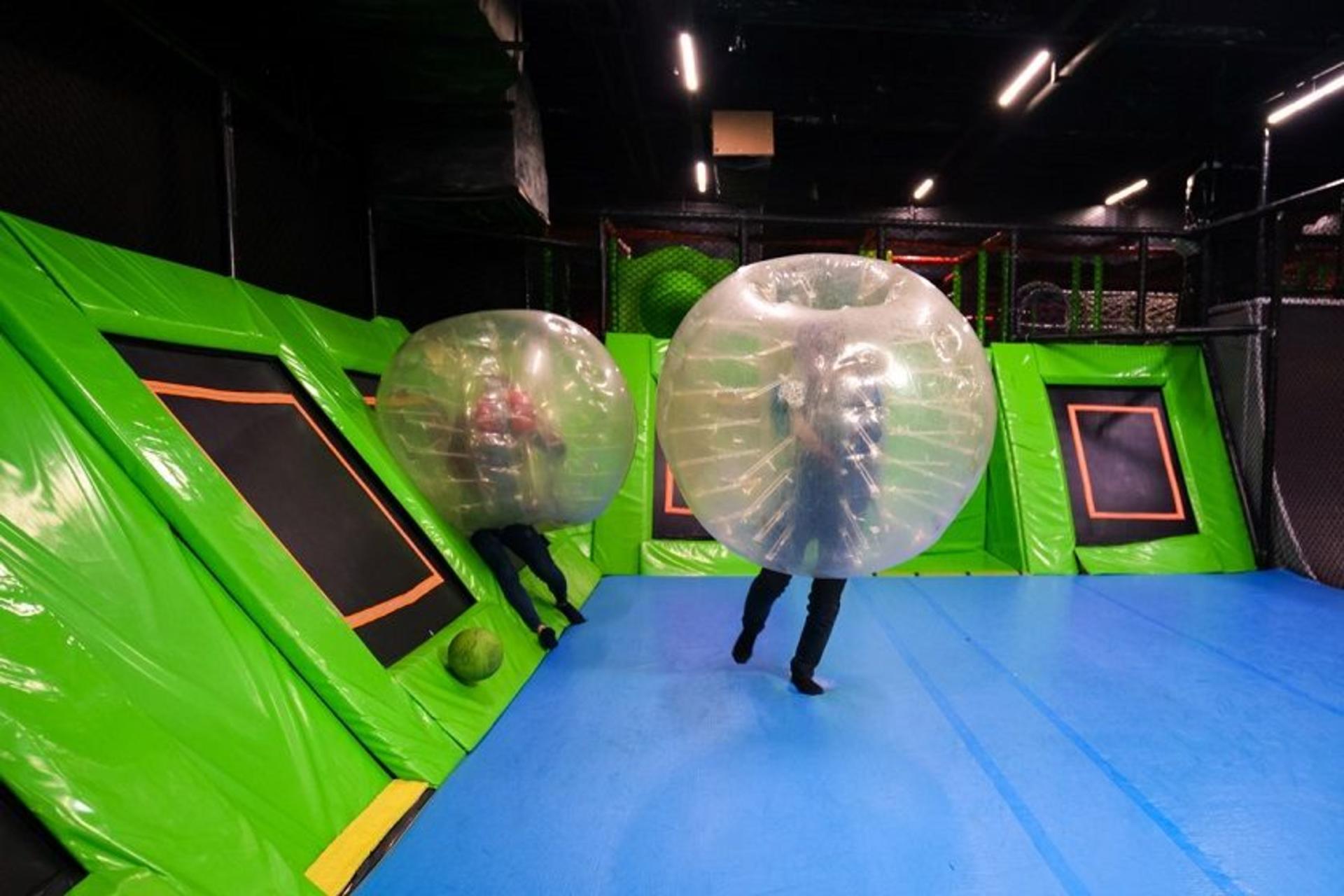 فوتبال حبابی در مجموعه هلیوم پارک ایران مال؛ منبع عکس: heliumpark.ir؛ عکاس: نامشخص