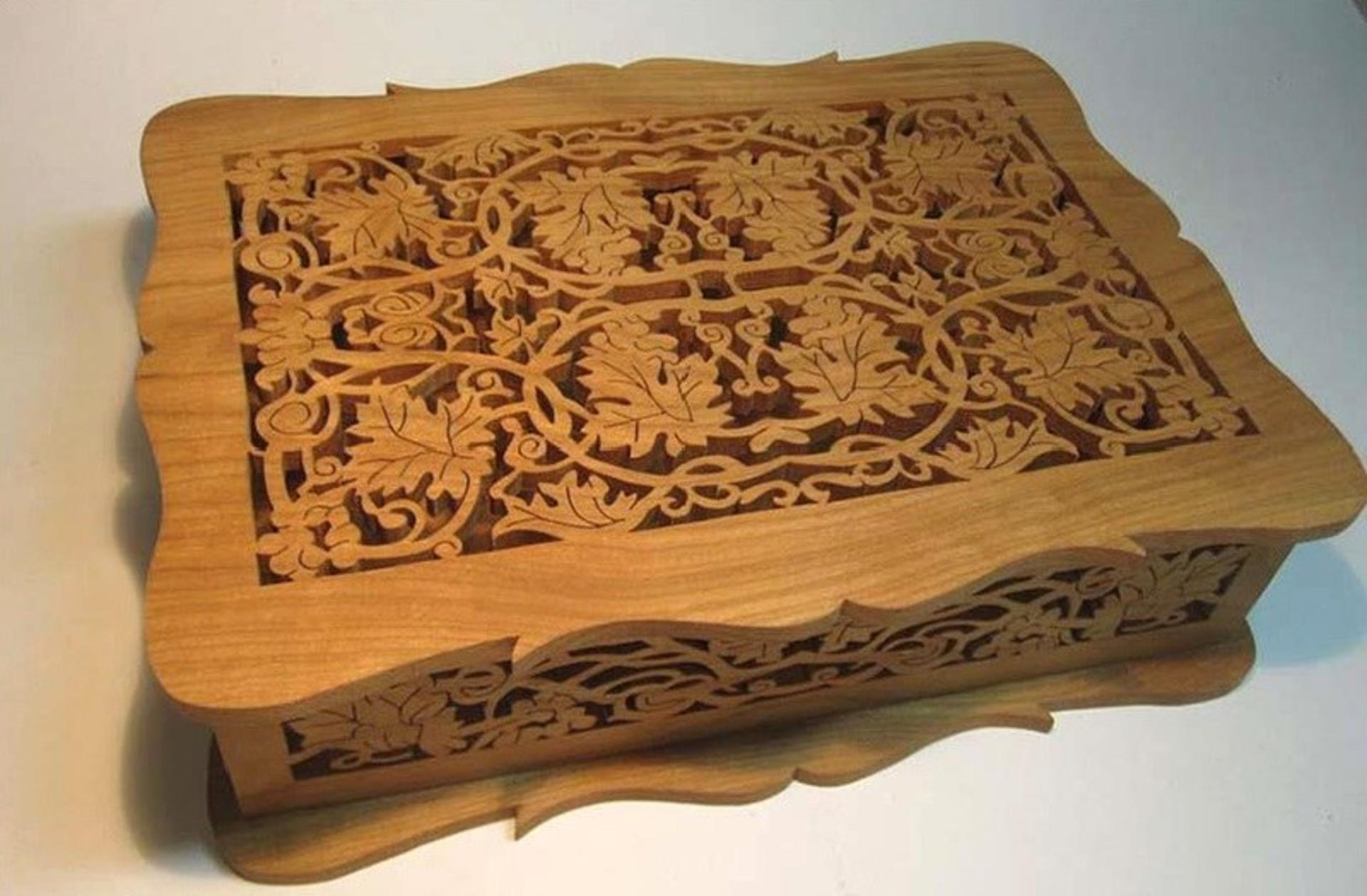 خراطی و ظریف کاری چوب؛ منبع عکس: وب‌سایت Arts.fa.abna24.com؛ عکاس: نامشخص