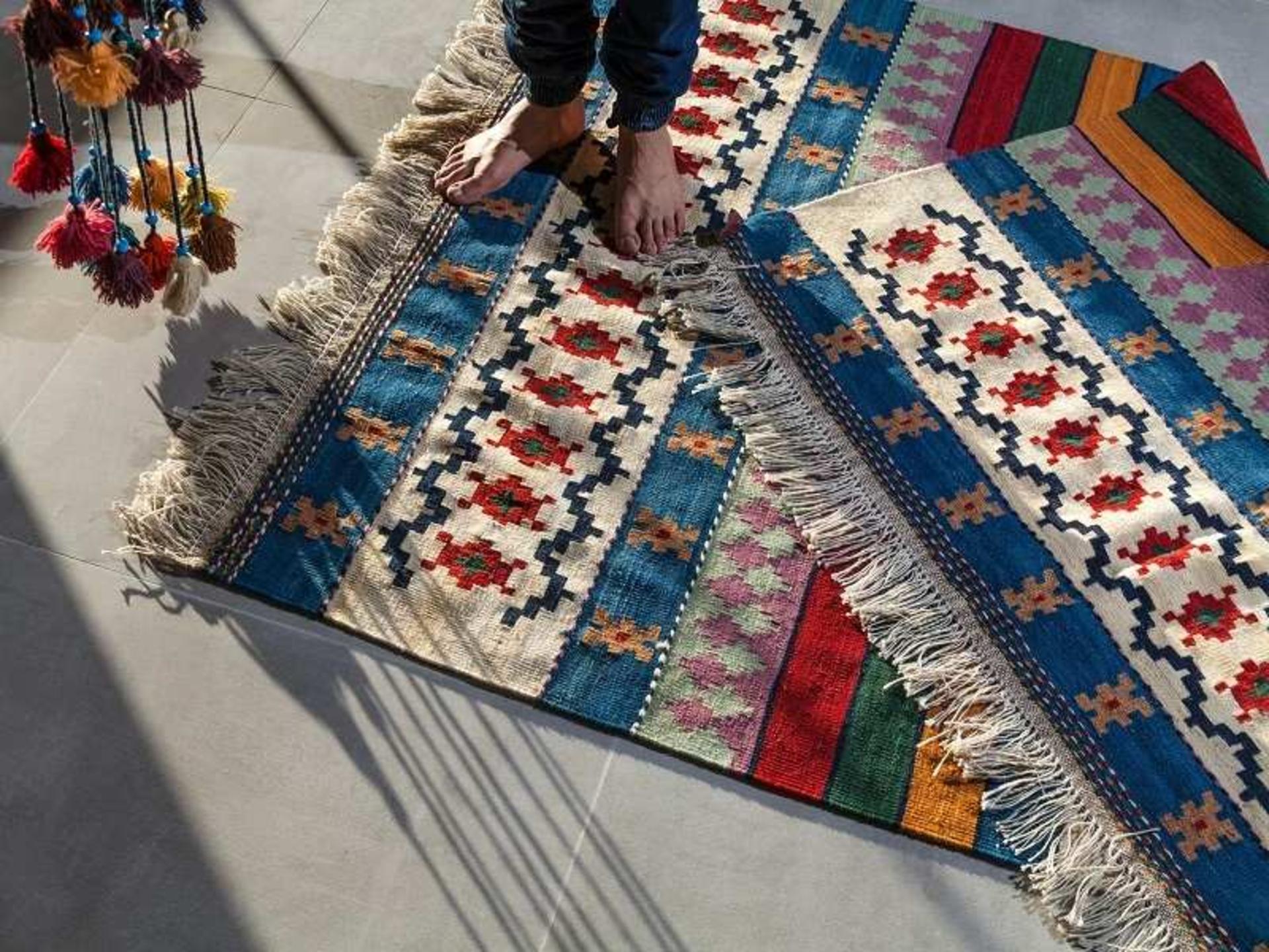 گلیم بافی ارومیه؛ منبع عکس: وب‌سایت Candoosms.com؛ عکاس: نامشخص