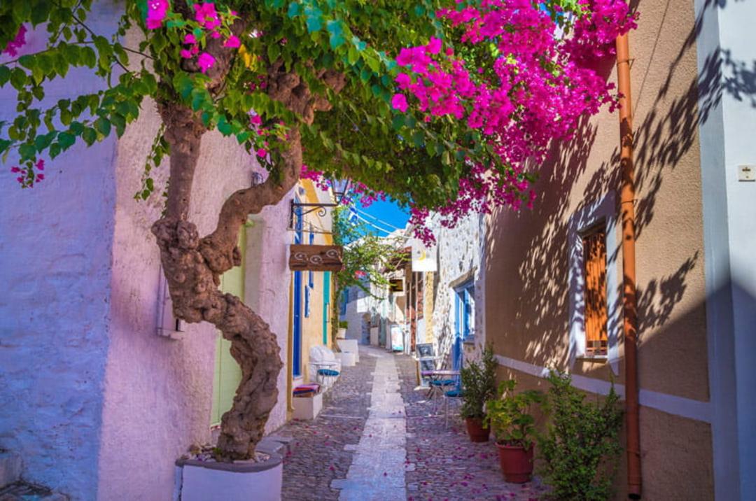 ارموپولی جزیره سیروس؛ منبع عکس: Lonely Planet، عکاس: نامشخص