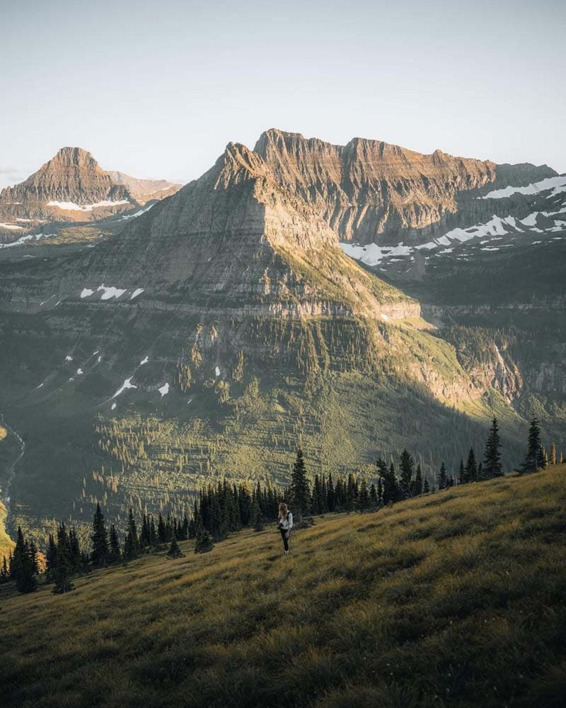 فردی در پارک ملی گلیشر (Glacier National Park ) در مونتانا (Montana)