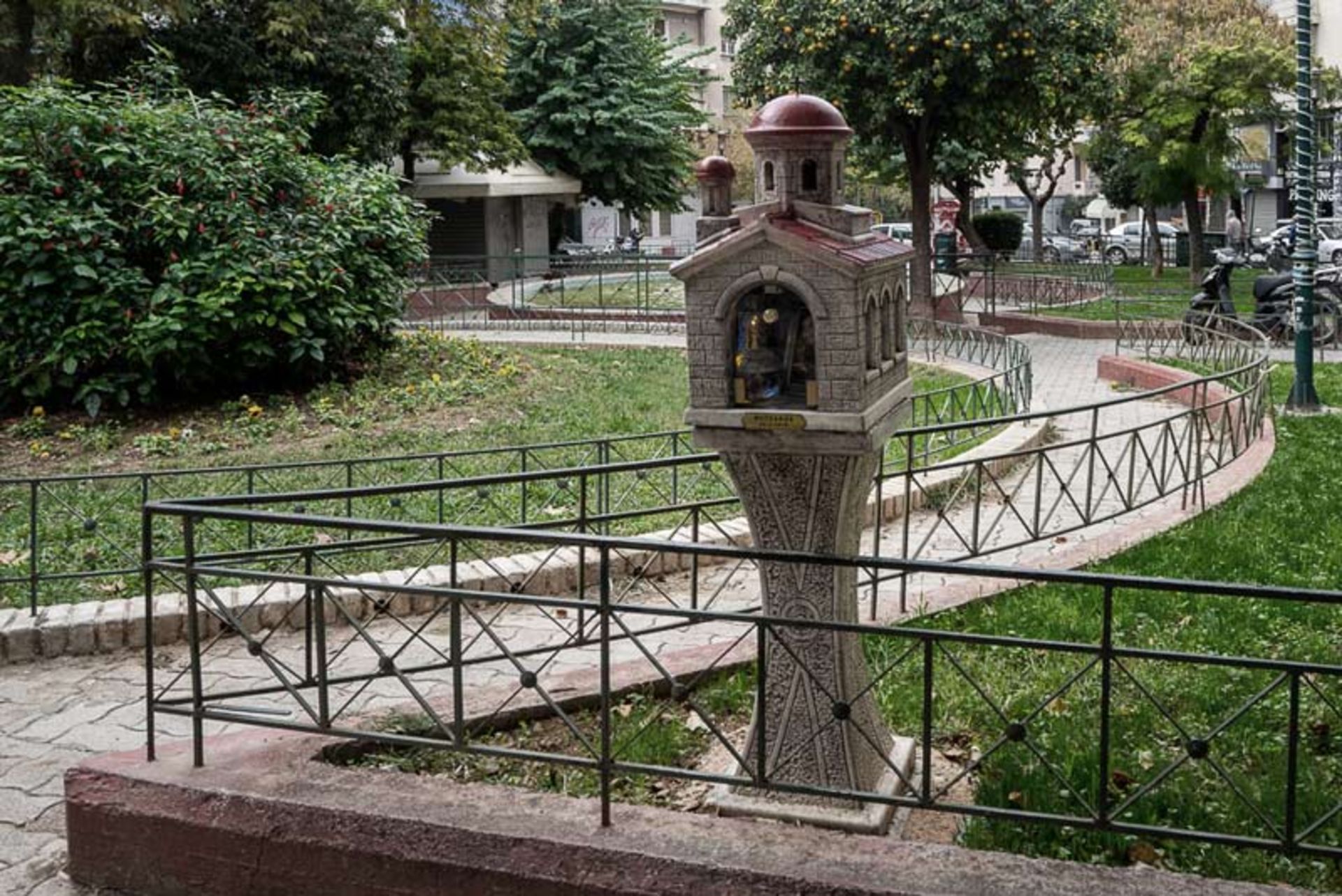 معبد کوچکی در کنار پارکی در یونان