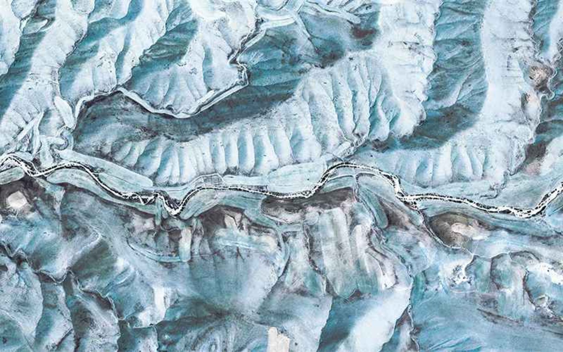 عکس هوایی از کوهستان آبی‌رنگ